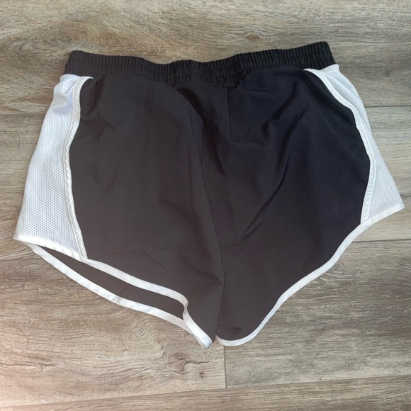 women’s black under armour athletic shorts - Picture 2 of 4